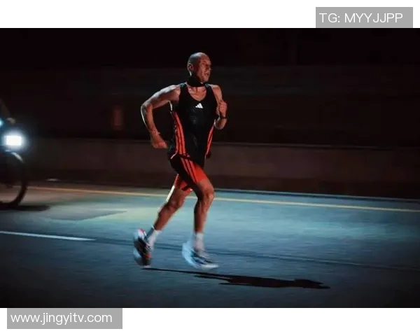 3米15的足球明星如何打破常规成就传奇人生与运动的极限挑战 3米15的足球明星如何打破常规成就传奇人生与运动的极限挑战